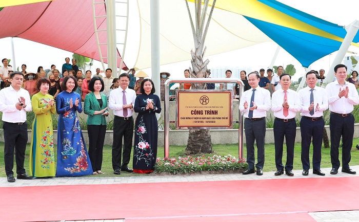 Long Biên gắn biển nhiều công trình chào mừng Ngày Giải phóng Thủ đô và 20 năm thành lập quận